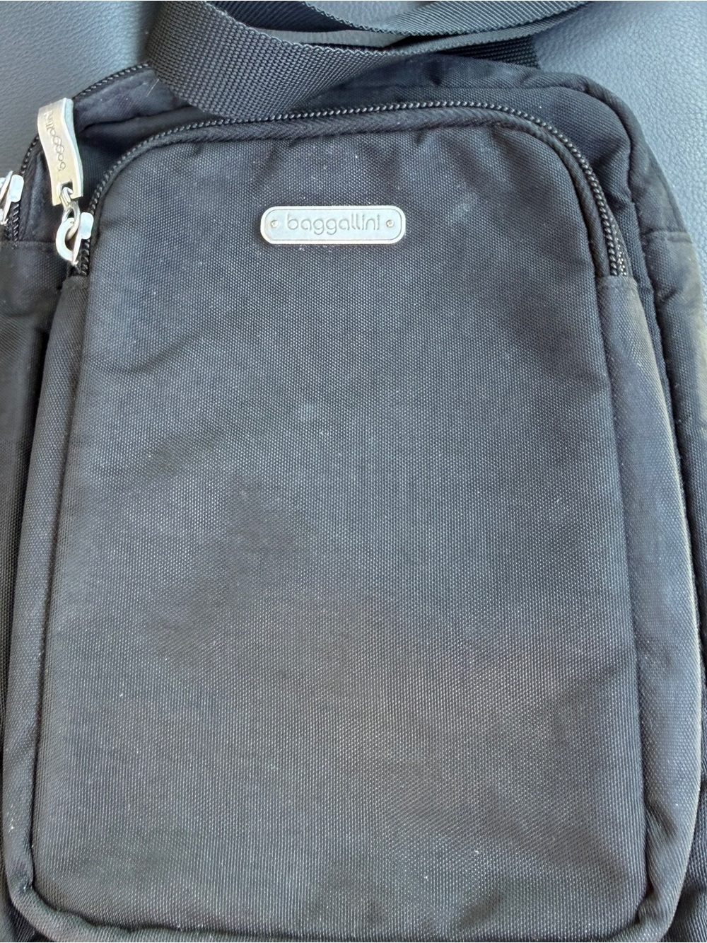 Baggallini Dual Zipper N/S
Crossbody Bag in black guc very popular bag! - Picture 2 of 10